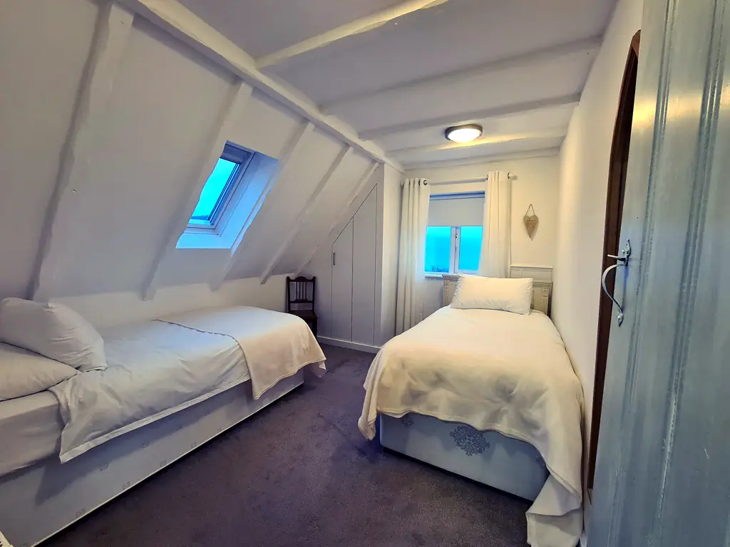 Selsey Beach House Twin Bedroom 1-1