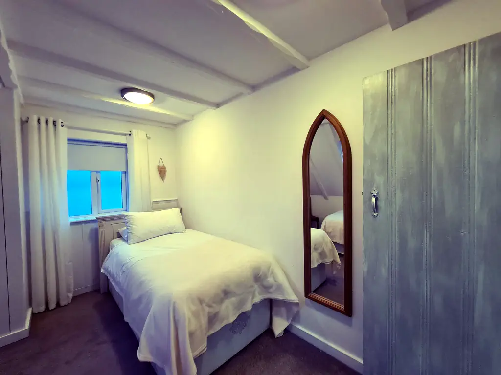 Selsey Beach House Twin Bedroom 1-2