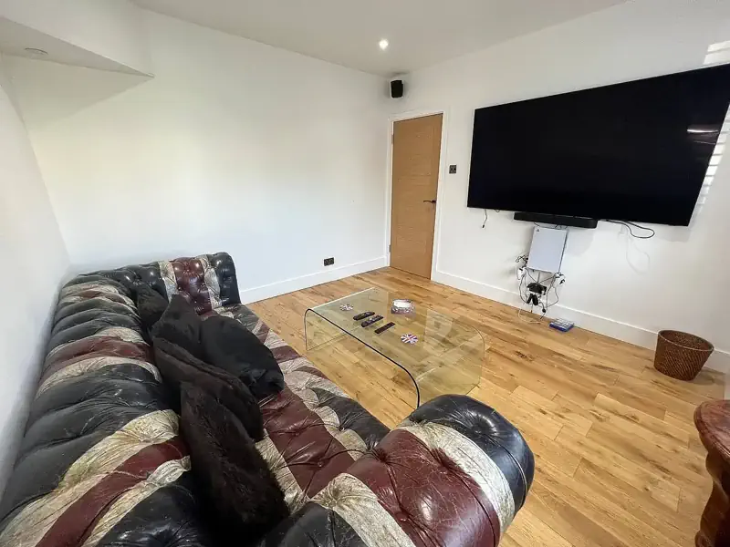 32 Kingsmead Avenue Living Room Featured