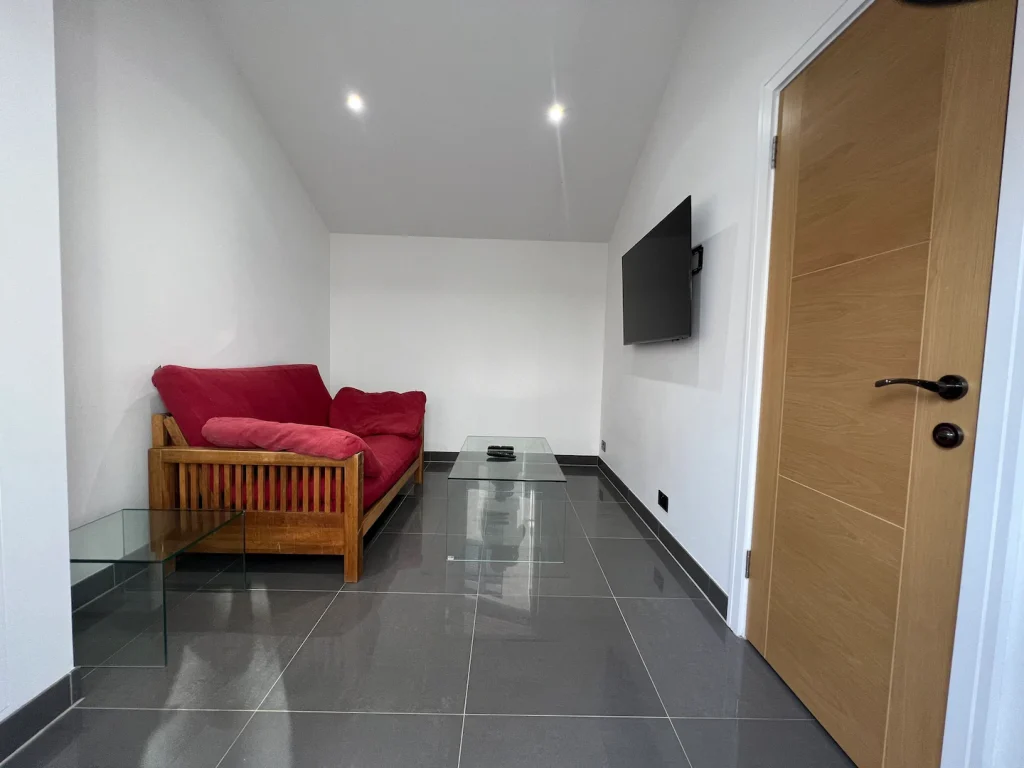 32 Kingsmead Avenue Surbiton - Annex Living and Bedroom 1